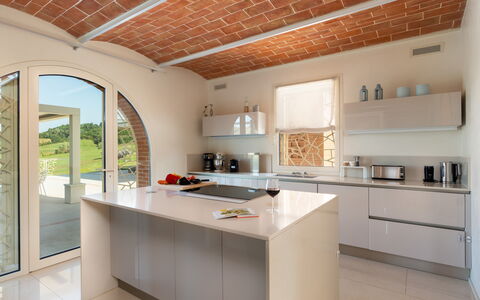 Podere Terranuova 10+2: Cocina, Diseño De Interiores, Mostrador, Mueble, Madera, Piso, Techo, Aparato De Cocina, Gabinetes, Casa