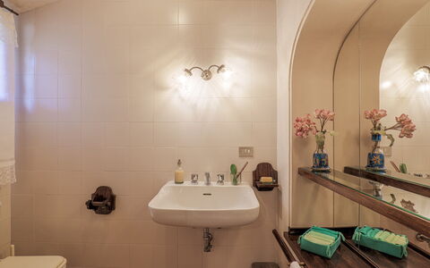 Il Cerreto 11: Lavabo Del Baño, Baño, Arreglo De Tubería, Pared, Diseño De Interiores, Lavabo, Espejo, Piso, Suelo, Grifo