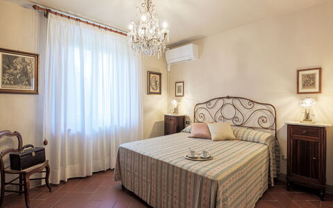 Il Cerreto 11: Mueble, Cama, Habitación, Pared, Diseño De Interiores, Sábana, Lecho, Piso, Habitación, Suelo