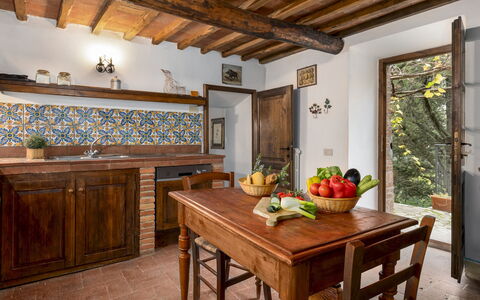 Castellare in Poggio 10: Madera, Diseño De Interiores, Piso, Mueble, Casa, Cocina, Manchas De Madera, Techo, Habitación, Madera Dura