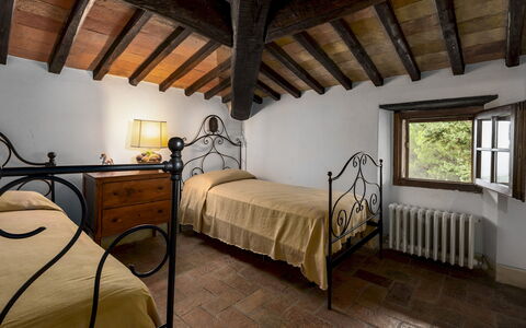 Castellare in Poggio 10: Pared, Habitación, Cama, Marco De La Cama, Lecho, Sábana, Lámpara, Linos, Villa, Hotel