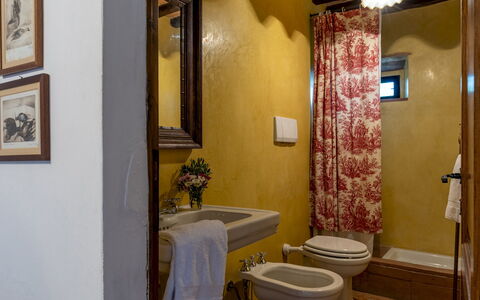 Castellare in Poggio 10: Pared, Diseño De Interiores, Lavabo Del Baño, Arreglo De Tubería, Piso, Baño, Suelo, Mueble, Encendiendo, Habitación