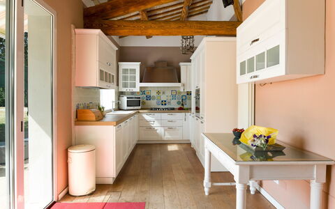 Nonna Isa 12: Mueble, Diseño De Interiores, Cocina, Piso, Gabinetes, Madera, Mostrador, Techo, Suelo, Aparato De Cocina