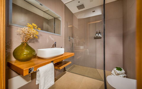 Villa Mulberry 10: Baño, Diseño De Interiores, Arreglo De Tubería, Piso, Suelo, Lavabo Del Baño, Madera, Grifo, Lavabo, Espejo