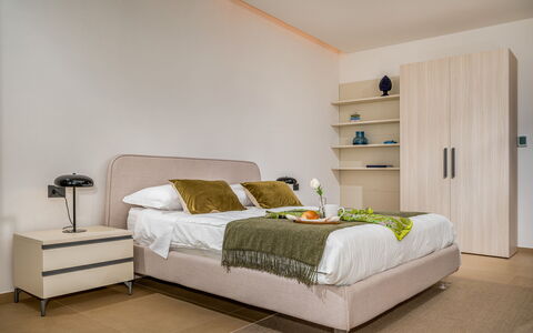 Villa Mulberry 10: Mueble, Cama, Diseño De Interiores, Lecho, Habitación, Sábana, Pared, Piso, Suelo, Madera