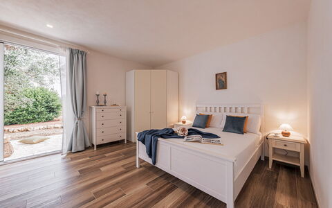 Villa Puspo 8: Mueble, Cama, Diseño De Interiores, Habitación, Piso, Suelo, Madera, Sábana, Lecho, Habitación