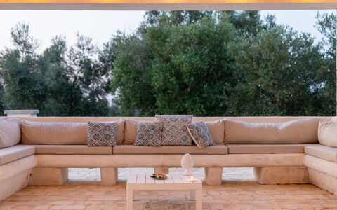 Villa Puspo 8: Suelo, Sofá, Mueble, Mueble Para Exteriores, Sombra, Madera Dura, Diseño, Sofa Cama, Sala