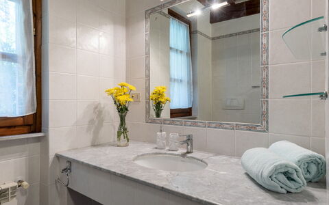 La Nula 4: Lavabo Del Baño, Baño, Arreglo De Tubería, Lavabo, Diseño De Interiores, Espejo, Grifo, Piso, Plomería, Suelo
