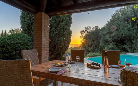 La Nula 4: Mueble, Mueble Para Exteriores, Silla, Mesa, Sombra, Mesa Al Aire Libre, Cocina Y Comedor Mesa, Jardín, Eco Hotel, Patio Interior