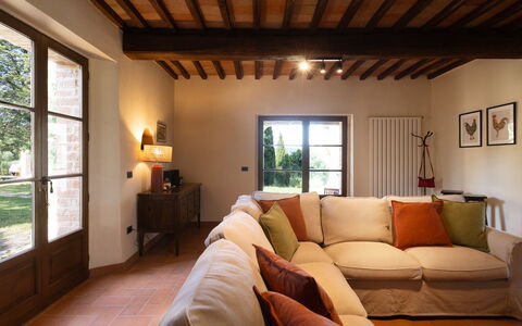 Podere San Lorenzo 12: Mueble, Diseño De Interiores, Piso, Pared, Suelo, Sofá, Madera, Techo, Habitación, Sala