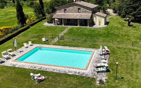 Podere San Lorenzo 12: Piscina, Casa De Campo, Inmuebles, Cabaña, Césped, Hacienda, Villa, Patio Interior, Recurso, Yarda
