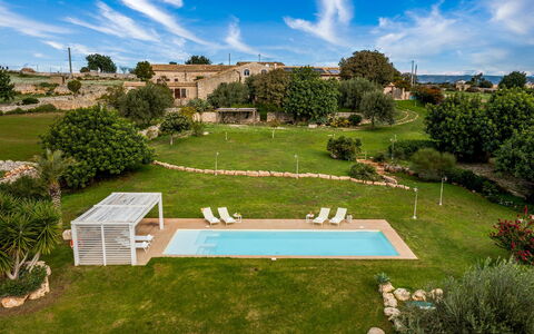 Villa Ramunna 6: Piscina, Paisaje, Inmuebles, Jardín, Césped, Casa De Campo, Recurso, Hacienda, Villa, Paisajismo