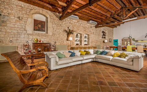 Villa Ramunna 6: Mueble, Pared, Diseño De Interiores, Piso, Sofá, Madera, Suelo, Techo, Sala, Habitación