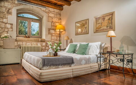 Villa Ramunna 6: Mueble, Diseño De Interiores, Cama, Habitación, Pared, Piso, Habitación, Lecho, Sábana, Linos