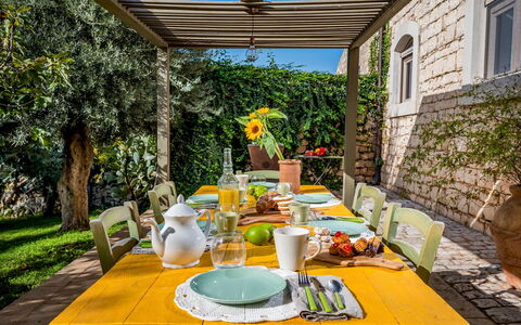 Villa Ramunna 6: Mueble, Mesa, Silla, Cocina Y Comedor Mesa, Mueble Para Exteriores, Vajilla, Manteles, Mesa Al Aire Libre, Diseño De Interiores, Comedor