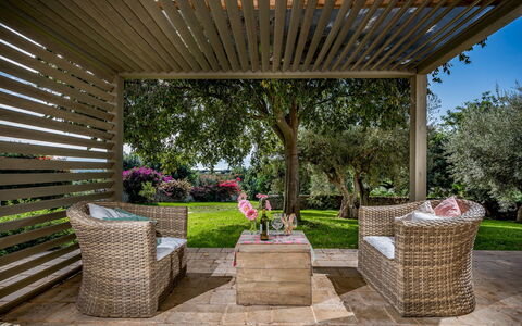 Villa Ramunna 6: Mueble, Madera, Mueble Para Exteriores, Jardín, Porche, Sombra, Mesa Al Aire Libre, Estructura Al Aire Libre, Silla