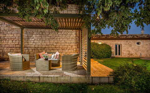 Villa Ramunna 6: Madera, Mueble, Mueble Para Exteriores, Jardín, El Terreno Del Lote, Sombra, Patio Interior, Ladrillo, Silla, Patio