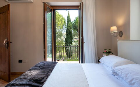 Villa Cherubini 8+1: Diseño De Interiores, Mueble, Cama, Casa, Habitación, Lecho, Habitación, Sábana, Linos, Cortina