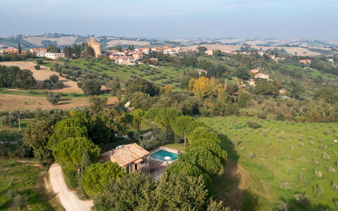 Villa Cherubini 8+1: Árbol, Barrio Residencial, Casa, Paisaje, Área Rural, Casa, El Terreno Del Lote, Asentamientos Humanos, Inmuebles, Vista Panorámica