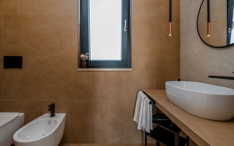 Kapoka 6: Pared, Piso, Suelo, Arreglo De Tubería, Baño, Diseño De Interiores, Lavabo Del Baño, Marrón, Lavabo, Espejo