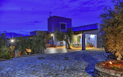 Villa Ipazia 6: Azul, Noche, Casa, Medianoche, La Iluminación Del Paisaje, Inmuebles, Iluminación De Seguridad, Electricidad, Jardín, Paisajismo