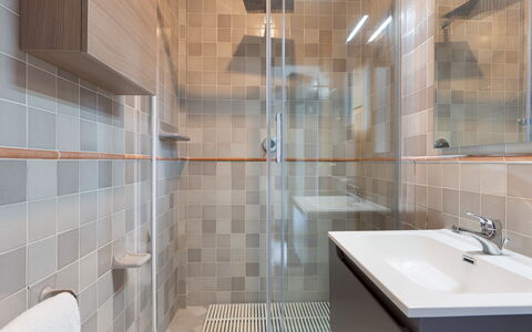 Villa Puntala 10: Piso, Pared, Suelo, Diseño De Interiores, Arreglo De Tubería, Baño, Loseta, Plomería, Techo, Material Compuesto