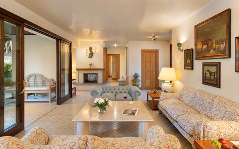 Villa Puntala 10: Mueble, Diseño De Interiores, Sofá, Piso, Pared, Suelo, Sala, Techo, Madera, Habitación