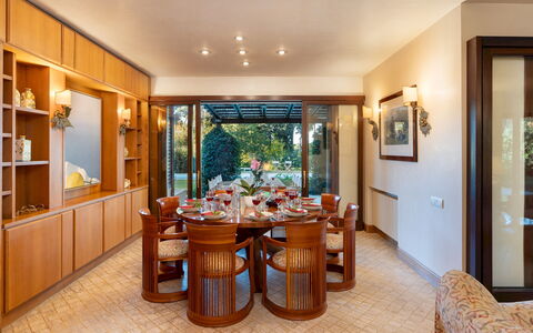 Villa Puntala 10: Mueble, Diseño De Interiores, Madera, Piso, Mesa, Techo, Comedor, Silla, Cocina Y Comedor Mesa, Encendiendo