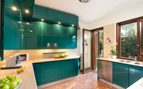 Villa Puntala 10: Cocina, Diseño De Interiores, Aparato De Cocina, Gabinetes, Mostrador, Mueble, Electrodoméstico, Madera, Techo, Piso