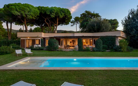 Villa Puntala 10: Piscina, Jardín, Arbusto, Casa, Recurso, Inmuebles, Casa De Campo, Patio Interior, Césped, Paisajismo