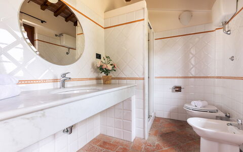 Casale Fienile 8: Piso, Diseño De Interiores, Suelo, Arreglo De Tubería, Grifo, Baño, Plomería, Techo, Lavabo, Loseta