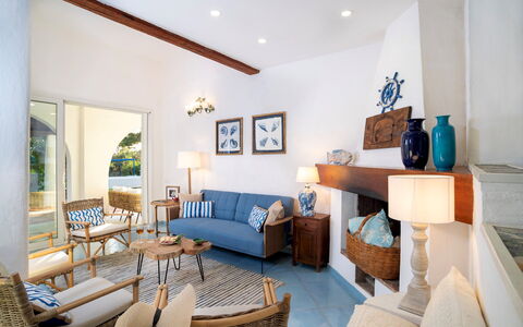 Villa Sandra 10: Mueble, Diseño De Interiores, Piso, Madera, Sofá, Suelo, Mesa, Silla, Encendiendo, Sala
