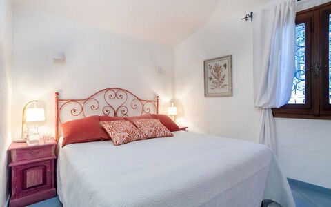 Villa Sandra 10: Mueble, Cama, Habitación, Diseño De Interiores, Sábana, Suelo, Lecho, Piso, Linos, Casa