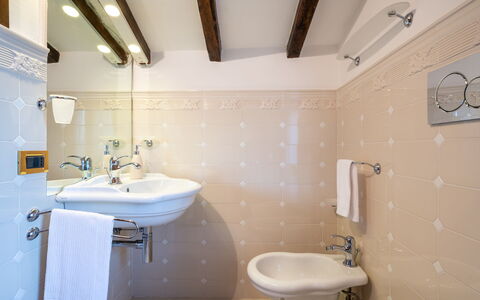 Tenuta Cavi 10: Diseño De Interiores, Piso, Suelo, Arreglo De Tubería, Techo, Baño, Habitación, Grifo, Plomería, Lavabo