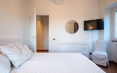 Tenuta Cavi 10: Cama, Diseño De Interiores, Mueble, Habitación, Lecho, Pared, Sábana, Suelo, Piso, Madera