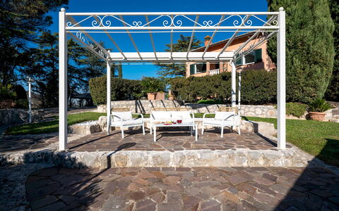 Tenuta Cavi 10: Mueble, Sombra, Mueble Para Exteriores, Estructura Al Aire Libre, Jardín, Porche, Kiosko, Pérgola, Patio, Losa