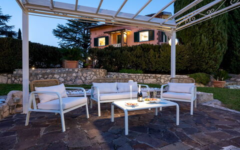 Tenuta Cavi 10: Mueble, Mueble Para Exteriores, Silla, Sombra, Jardín, Estructura Al Aire Libre, Mesa Al Aire Libre, Patio, Paisajismo, Diseño
