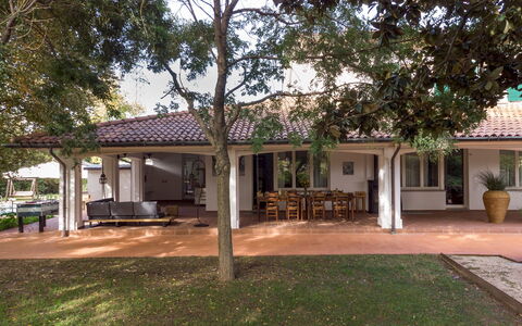 La Scuderia 8: Barrio Residencial, Casa, Casa, Techo, Sombra, Puerta, Porche, Inmuebles, Columna, Césped