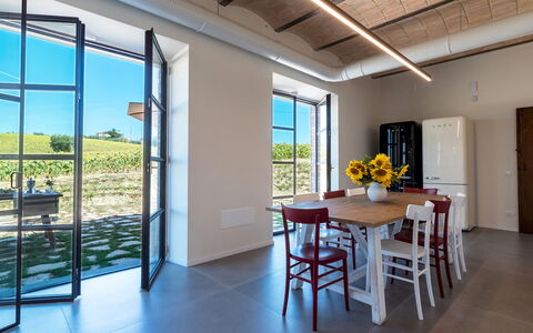 La Buona Maniera 10: Mueble, Mesa, Silla, Cocina Y Comedor Mesa, Vaso, Comedor, Manchas De Madera, Madera Dura, Restaurante, La Luz Del Día