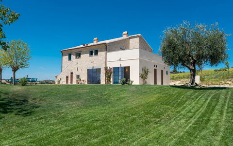 La Buona Maniera 10: Cielo, Azul, Paisaje, Llanura, Área Rural, El Terreno Del Lote, Casa De Campo, Campo, Inmuebles