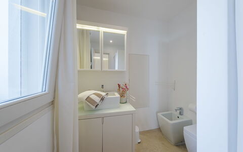 Kyvos 10: Piso, Diseño De Interiores, Suelo, Pared, Madera, Arreglo De Tubería, Techo, Baño, Habitación, Encendiendo