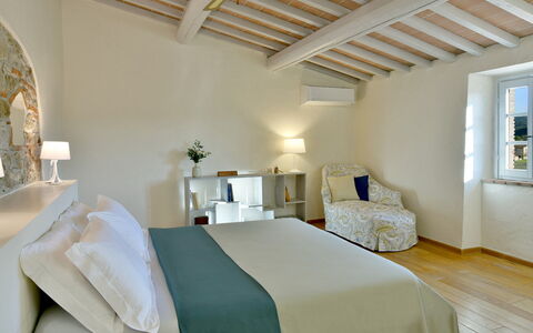 Casa la Pratellaccia 6+2: Pared, Mueble, Diseño De Interiores, Piso, Suelo, Habitación, Techo, Casa, Habitación, Cama