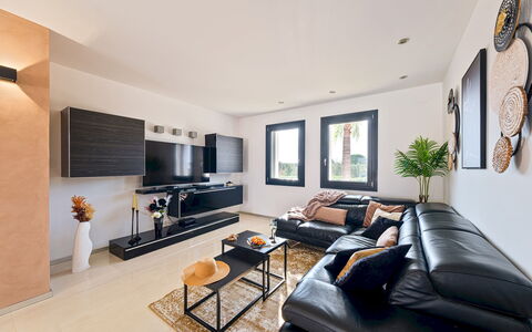 Dimora Solaris 6: Mueble, Diseño De Interiores, Sofá, Piso, Pared, Sala, Madera, Techo, Habitación, Casa