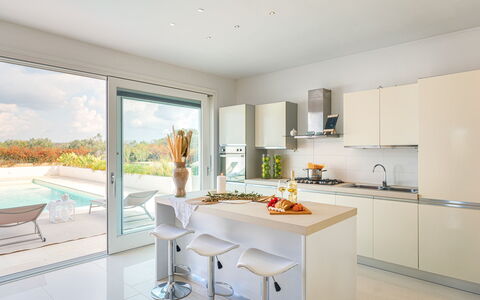 Dimora Solaris 6: Mueble, Cocina, Diseño De Interiores, Mostrador, Piso, Aparato De Cocina, Gabinetes, Techo, Suelo, Casa