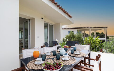 Villa la Maddalena 6+2: Mueble, Casa, Silla, Departamento, Mueble Para Exteriores, Cocina Y Comedor Mesa, Puerta, Balcón, Mesa Al Aire Libre, Sombra