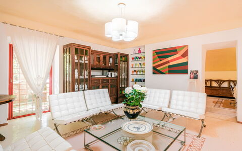Villa dei Glicini 8+2: Mueble, Diseño De Interiores, Piso, Suelo, Sofá, Sala, Habitación, Mesa, Departamento, Casa