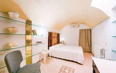 Villa dei Glicini 8+2: Pared, Diseño De Interiores, Suelo, Piso, Mueble, Techo, Habitación, Habitación, Cama, Encendiendo