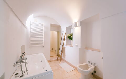 Villa dei Glicini 8+2: Pared, Piso, Arreglo De Tubería, Suelo, Baño, Diseño De Interiores, Bañera, Techo, Encendiendo, Plomería