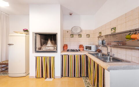 Villa dei Glicini 8+2: Diseño De Interiores, Piso, Cocina, Aparato De Cocina, Madera, Electrodoméstico, Suelo, Techo, Mostrador, Habitación