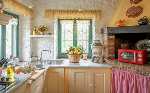 Casale delle Farfalle 12: Diseño De Interiores, Mueble, Madera, Cocina, Encendiendo, Habitación, Casa, Piso, Techo, Gabinetes